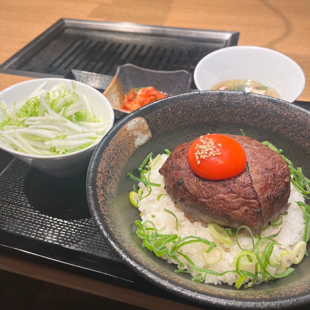 肉塊ハンバーグ丼 1,098円(税込)