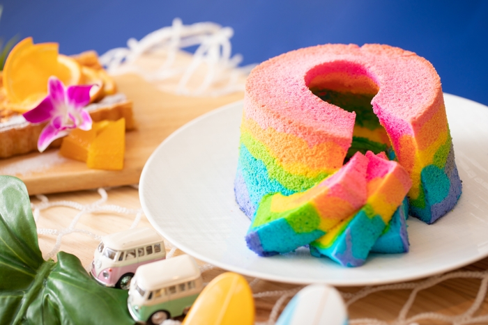 ▲レインボーシフォンケーキ /レインボー・ステイト(虹の州)とも呼ばれるハワイの虹を表現。美しく鮮やかな見た目は、写真映え必至。