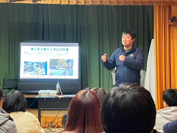 講演する小野寺さん