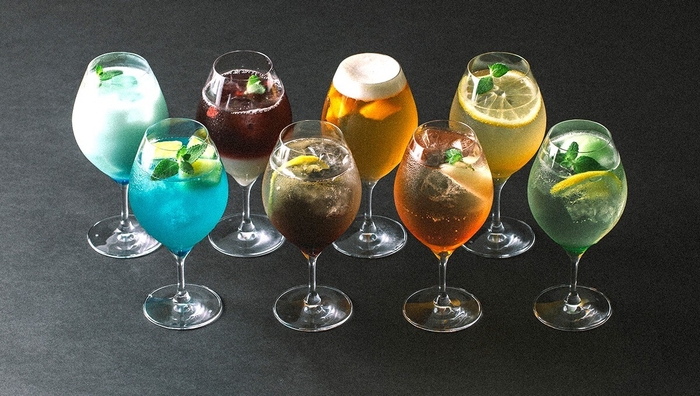 8色のカクテルは月相と月相色をイメージ。後列左端の青色のドリンクは「新月の日本酒カクテル」
