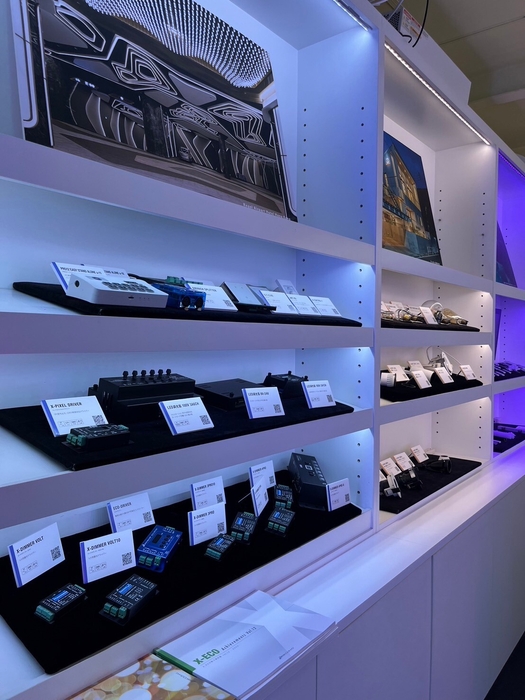 調光器や制御機器類も実物を展示しております