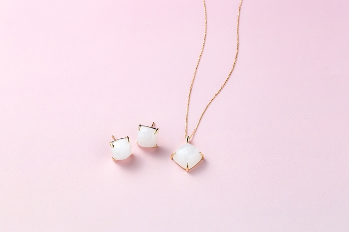 (K10 YG QUARTZ NECKLACE ¥22,000 / K10 YG QUARTZ PIERCE ¥22,000)