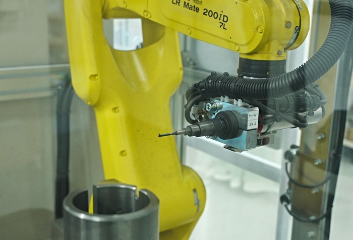 竹中専用設計のバリ取りロボット