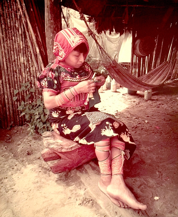 1974年モラを作っているクナ族の女性 photo by Kosei Tsuji