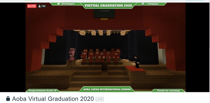 （写真1：アオバの校舎と生徒らのアバターが再現されたバーチャル空間の卒業式場）