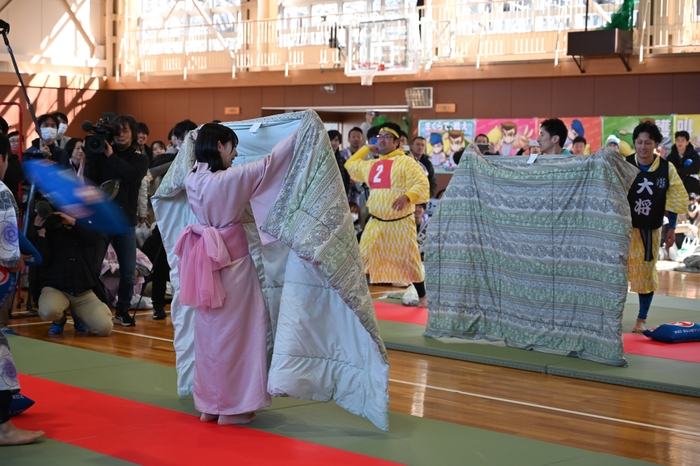 まくら投げを体験する成田さん4