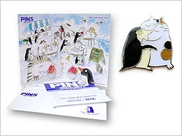 ◆PINS FACTORY（ピンズファクトリー）◆　2008年夏のピンズレタープレゼント！！イラストレーター吉沢深雪さんデザインのネコ・ピンズが付いた暑中見舞いのカードです。★カードにはネコ達がペンギンカフェでくつろいでいる様子が描かれています。