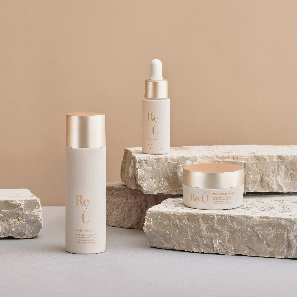 モイストローション5(写真左)ブースターセラム25(写真中央)モイスチャライジングクリーム5(写真右)