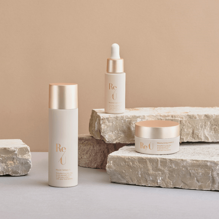 モイストローション5(写真左)ブースターセラム25(写真中央)モイスチャライジングクリーム5(写真右)