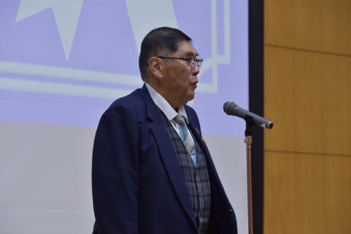 あいさつする小原学長