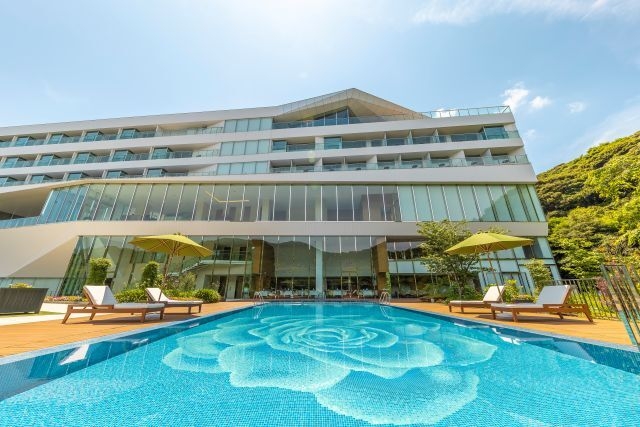 薔薇が浮き出るプール