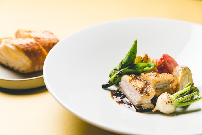 豚バラ肉のグリルと季節野菜 黒胡椒ソース