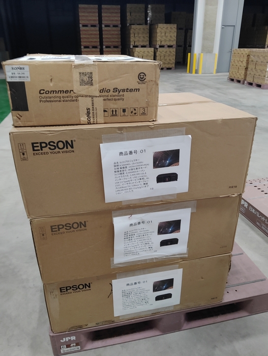 寄贈品実物(業務用高性能プロジェクター)※応募条件あり