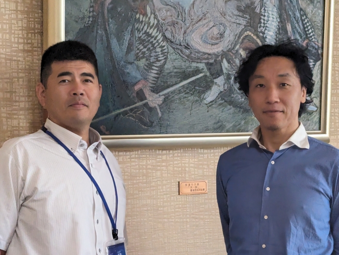 左:羽咋市教育委員会 関軒氏 右:イーコミュニケーション 成田