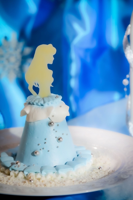 ひとり一つ提供される、“ブルーカラーのプリンセスドレスケーキ”をひとりじめ!