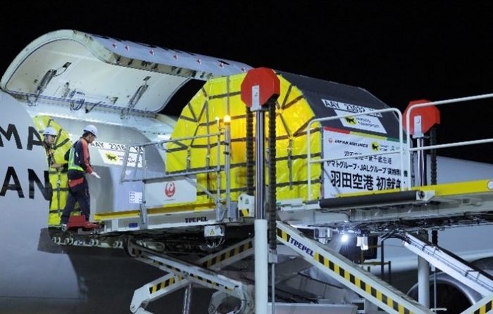 <AAYコンテナを機体から降ろす様子>