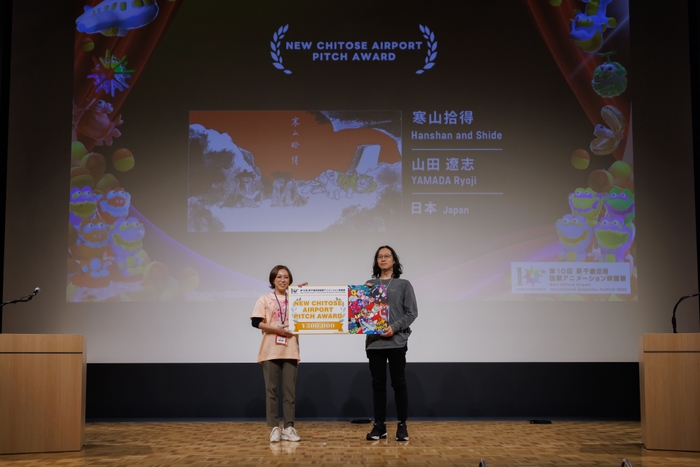 授賞式の様子(左:チーフディレクター小野朋子、右:山田遼志 氏)