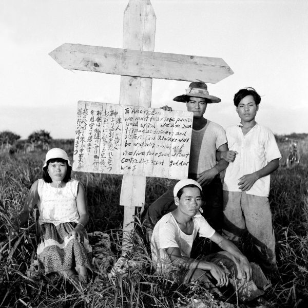 演習地・十字架の看板を立てて訴える若者 1955年