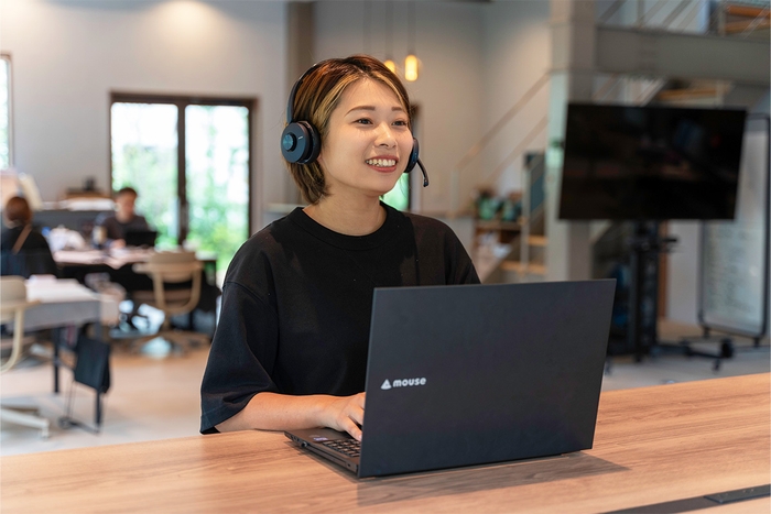 ヒアリングをする女性スタッフ