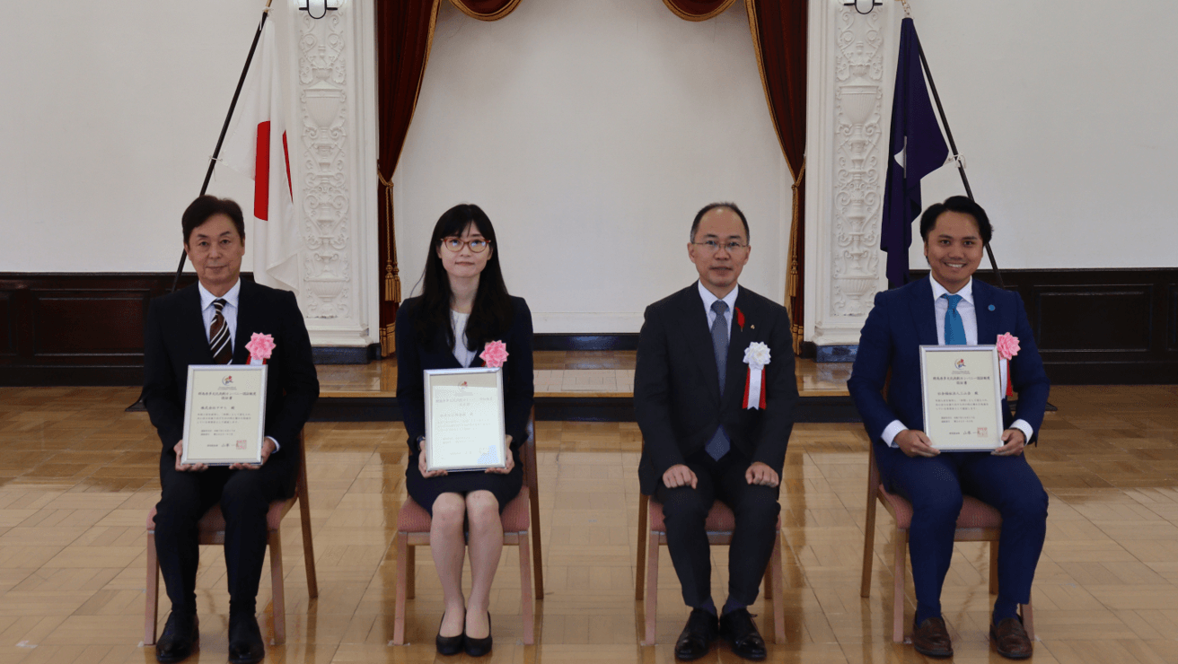 令和7年度群馬県多文化共創カンパニー認証書授与式(写真右から2人目:群馬県副知事 大塚康裕 氏、左から2人目:株式会社積善館 代表取締役 黒澤百合恵)