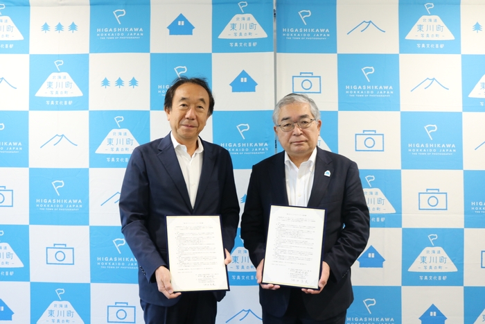 ネオス株式会社 代表取締役社長 池田 昌史氏（左）、松岡市郎東川町長（右）