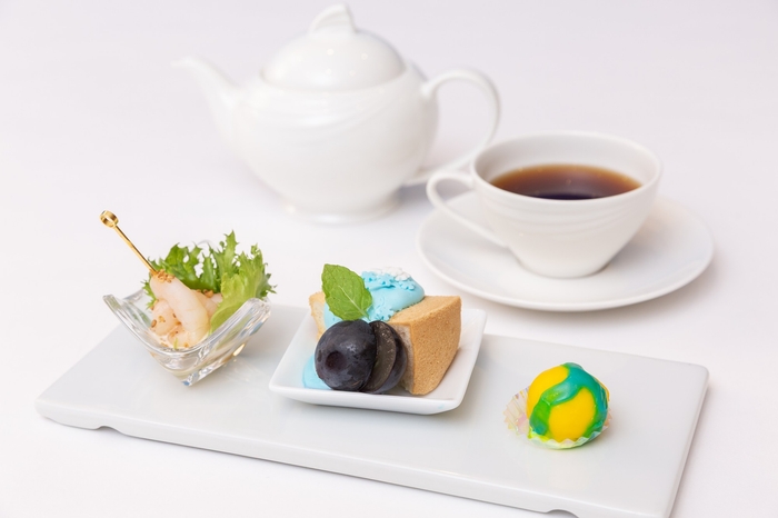 左から、「エビの胡麻マヨネーズ和え」、「シフォンケーキ」 「バニラムースのチョコレートボール」