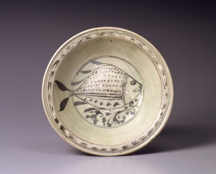 「鉄絵魚文盤」タイ・スコータイ~アユタヤ朝(15世紀)