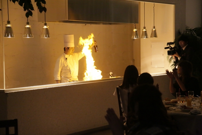 オープンキッチンでの料理パフォーマンス