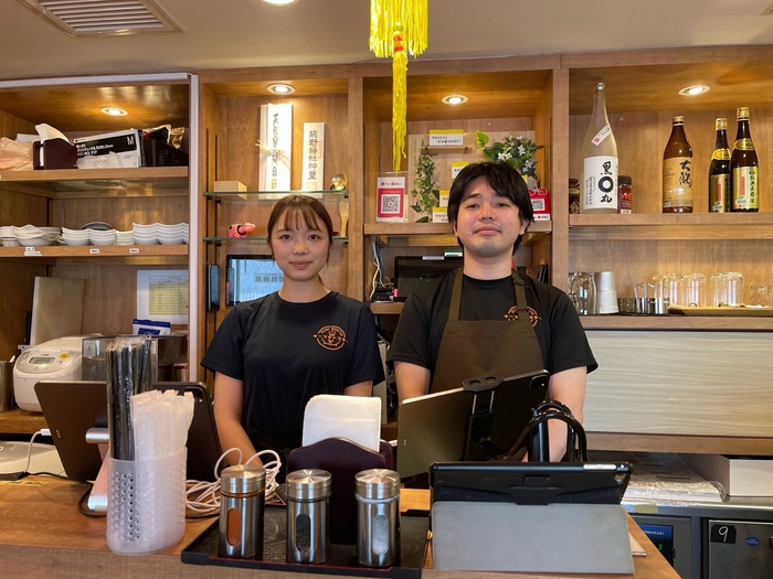 店主の原田さん(右)とスタッフさん(左)