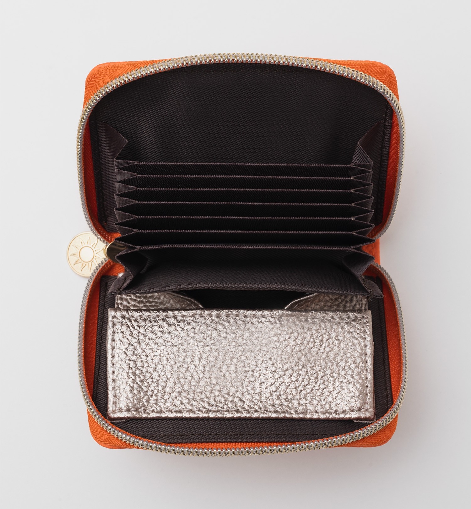 蛇腹式ポケットでがばっと開くから中身が見やすい!