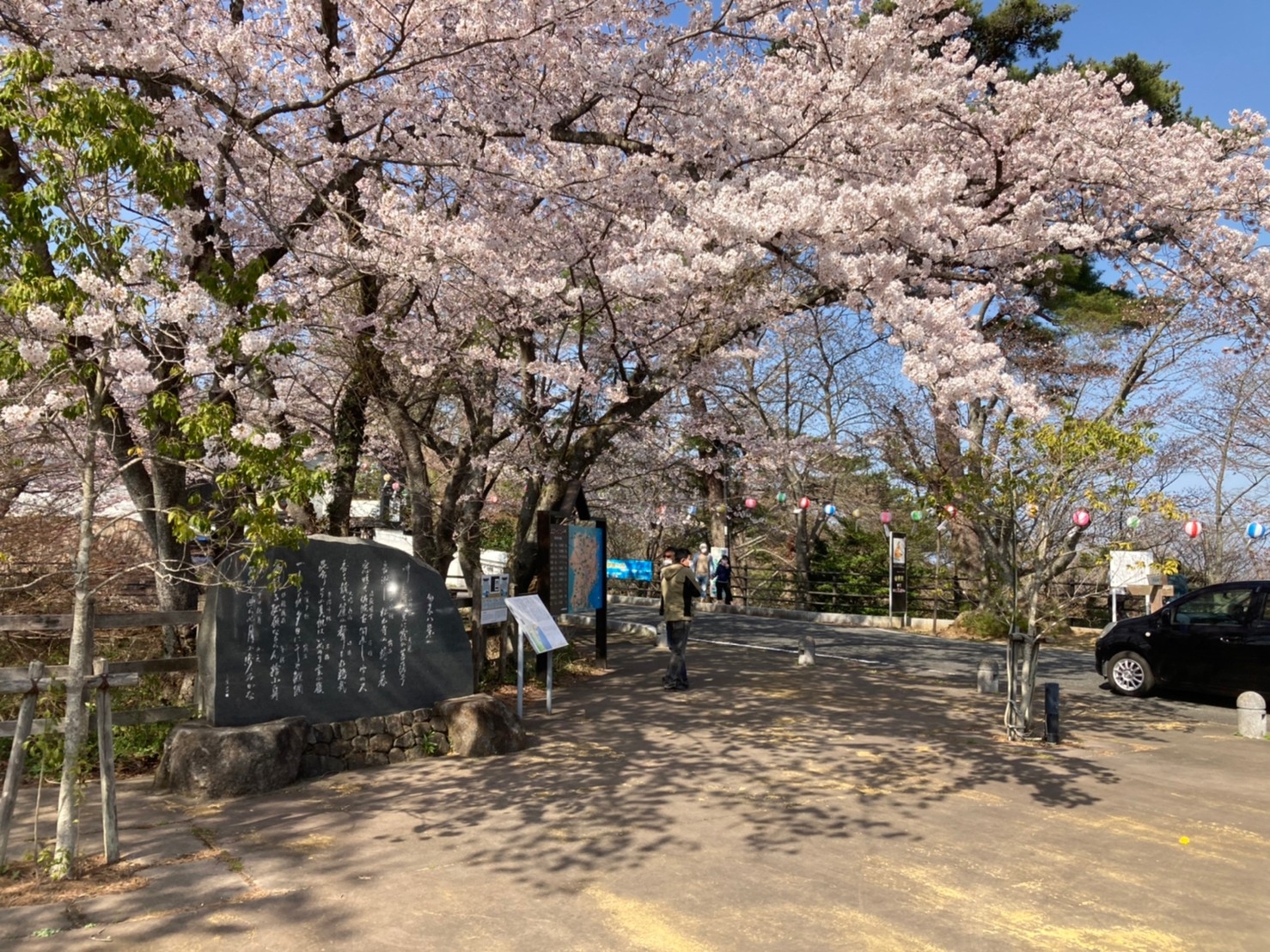勿来の関公園は高台にあり、海も見渡せます。敷地内には平安時代の雰囲気を味わえる映えスポット「吹風殿(すいふうでん)」