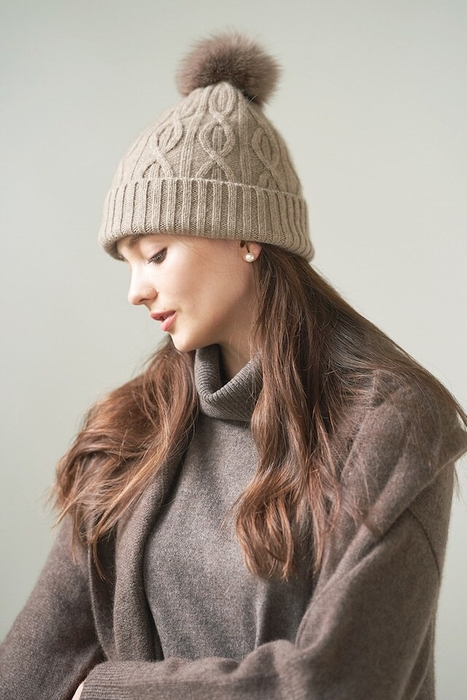 カジュアルもカシミヤの素材感でリッチに