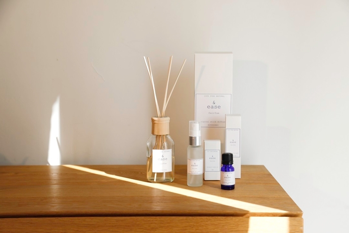 上質なおうち時間を演出するに欠かせないフレグランスもラインナップ。ディフューザー￥9,900、エアスプレー￥3,300、エッセンシャルオイル￥3,300(全て税込)