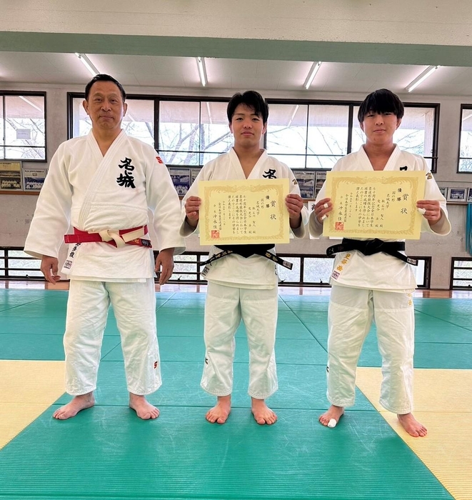(左から)平野監督、石川選手、更谷選手