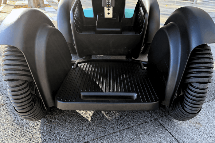 「たのシーモ」足置きと座席下のスペース