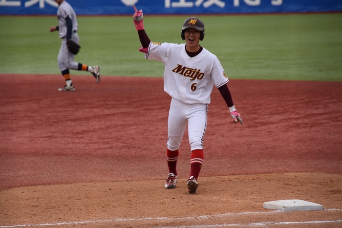 ヒットを放った海老原崚選手(法学部4年)