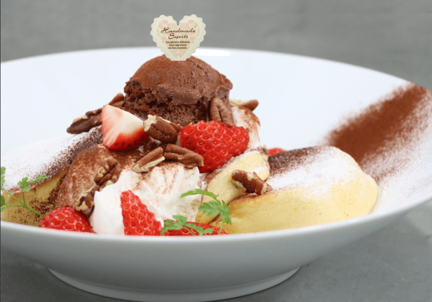 冬のイチゴとチョコレートのパンケーキ フランボワーズソース添え1