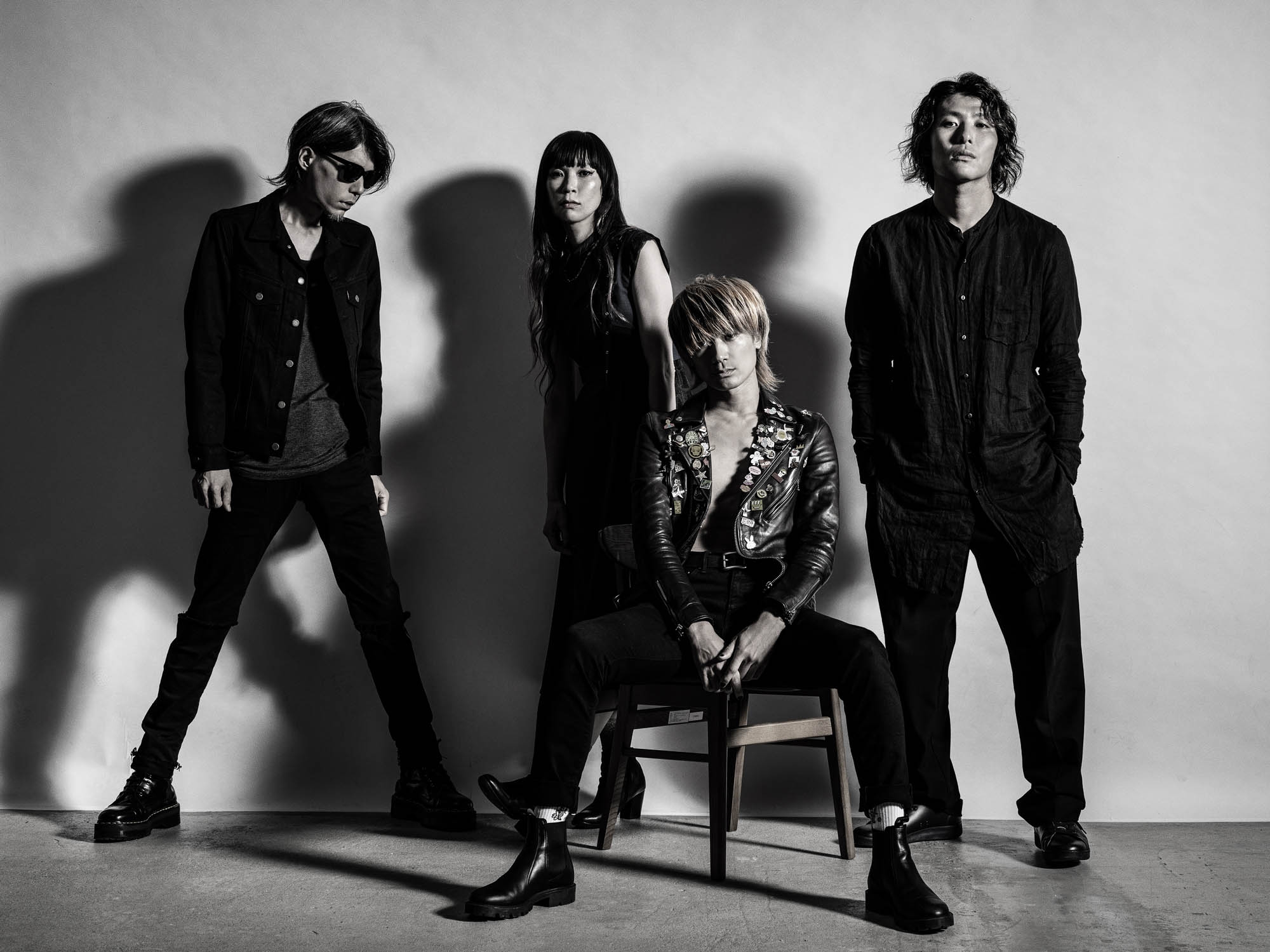 a flood of circle(アオキテツ:Guitar HISAYO:Bass 佐々木亮介:Vocal & Guitar 渡邊一丘:Drums)左→右
