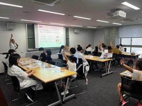 親子で体の仕組みについて学ぶ様子 (2023年度開催時の様子)