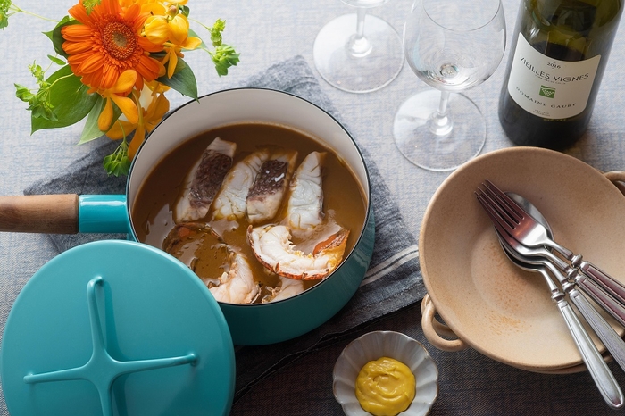 (上)魚介の旨味が凝縮した「オマール海老と真鯛のブイヤビスクソース」、(左)白ワインによく合う豚足とフォワグラのコロッケ