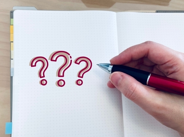 ノートに書かれた疑問のイメージ