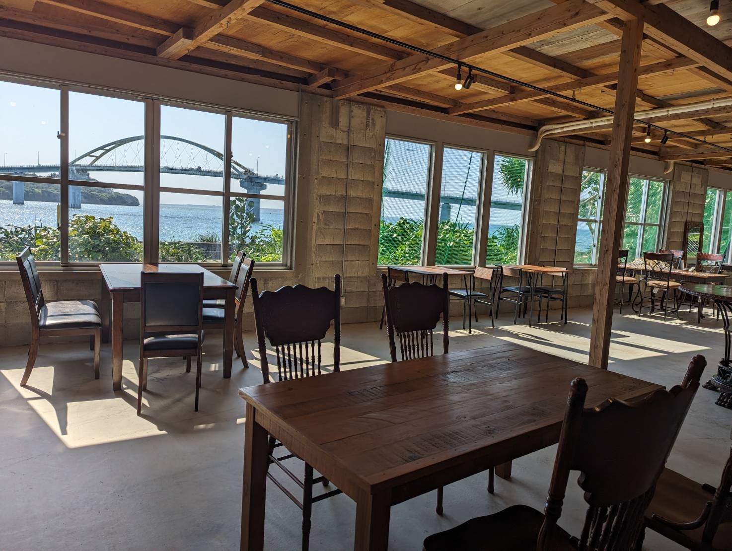 店内からのオーシャンビューの眺め