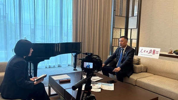 取材に応じる劉洪董事長