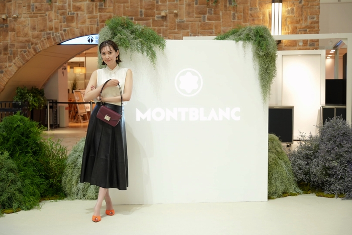 カシスカラーのバッグを鮮やかに着こなしていた。