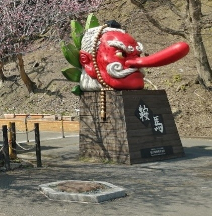 鞍馬駅前の「えんの石」※鞍馬石との縁