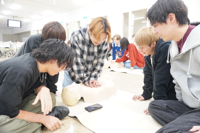 人体シミュレーターを使用し、胸骨圧迫を練習