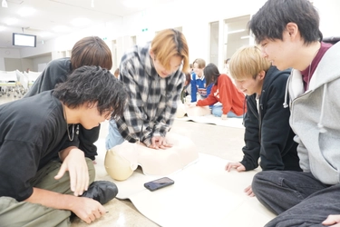 最先端シミュレーション教育で医療実践力を強化！ 4学科横断で学ぶ新授業を開講！（森ノ宮医療大学）