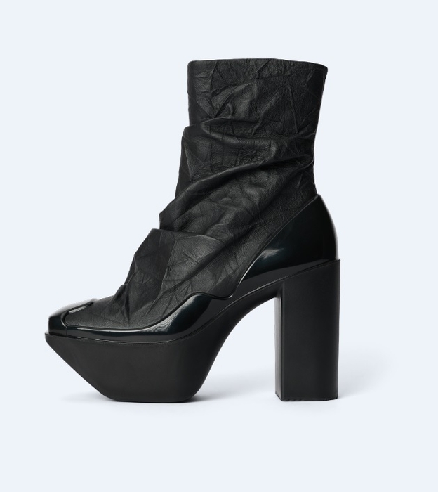 ハイヒール+分厚いプラットフォームのバランスが取れたハイブリッドプラットフォームブーツ 税込価格216,700円