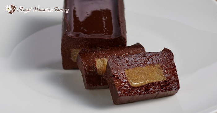 中からマカダミアナッツペーストがトロっと溶け出す