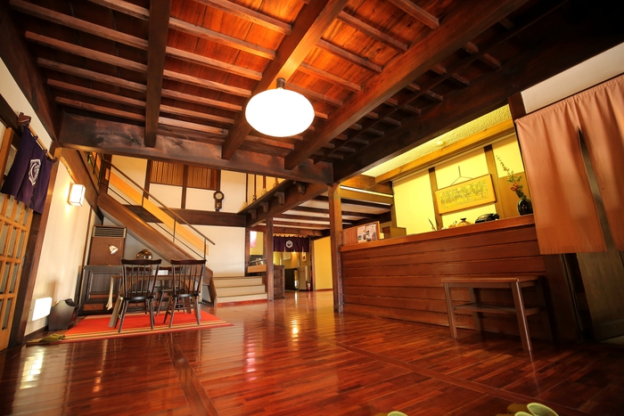 落ち着いた雰囲気のロビー